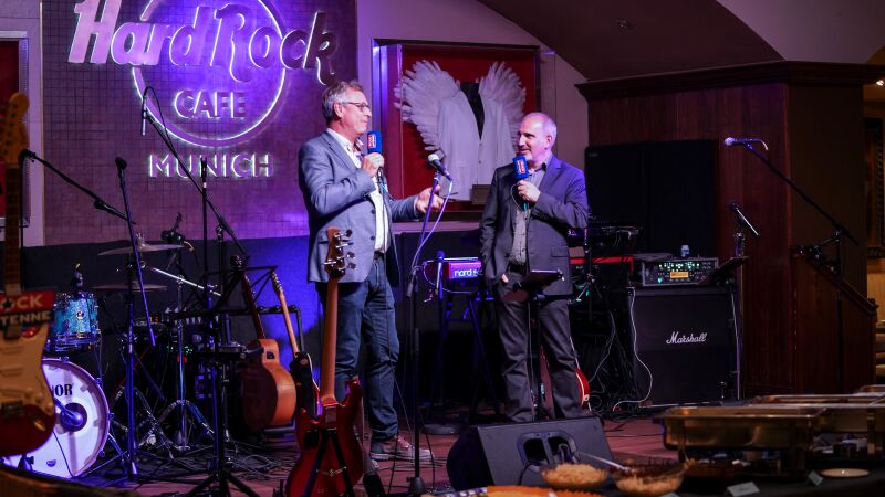 Sigfried Schneider, Präsident der Bayerischen Landeszentrale für neue Medien und Guy Fränkel, Geschäftsführer und Programmchef von ROCK ANTENNE