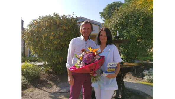 ANTENNE BAYERN-Moderator Wolfgang Leikermoser bedankt sich bei Martina Scharnagl (Foto: Gilbert Lake)