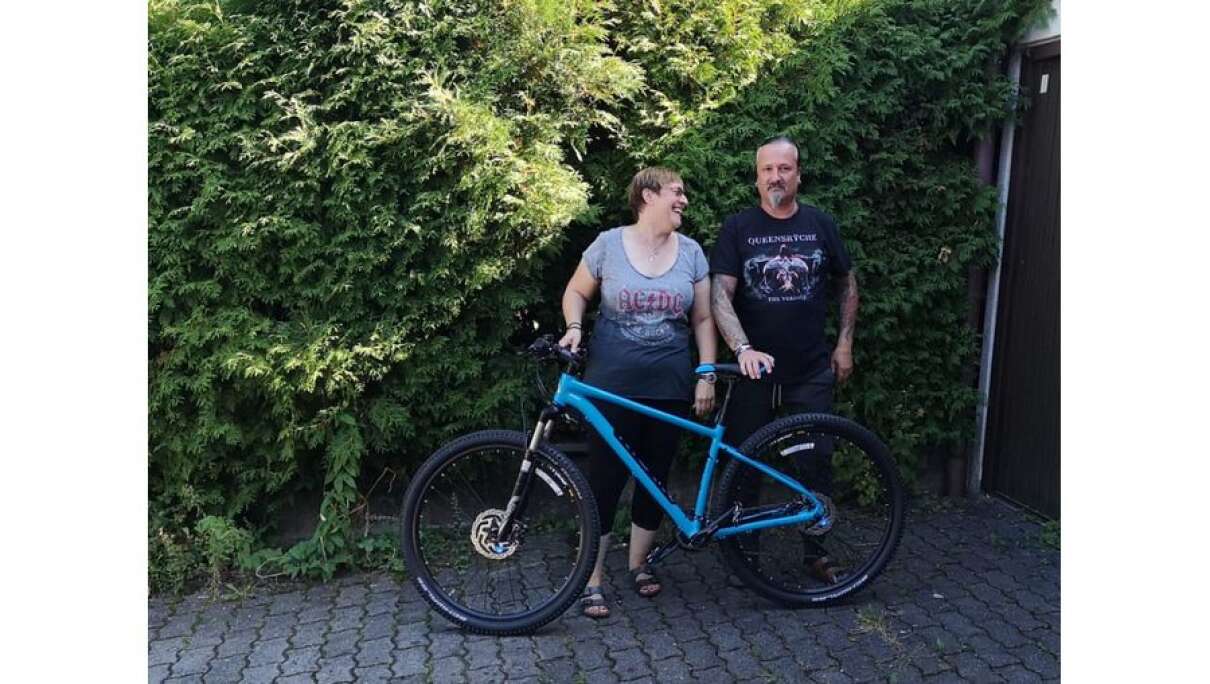 Hanni Huber aus Rosenheim beschenkte ihren Mann Josef mit einem nagelneuen Mountainbike