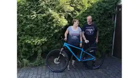 Hanni Huber aus Rosenheim beschenkte ihren Mann Josef mit einem nagelneuen Mountainbike