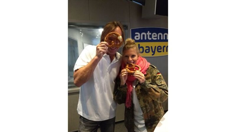 Die ANTENNE BAYERN Moderatoren Wolfang Leikermoser und Lisa Augenthaler