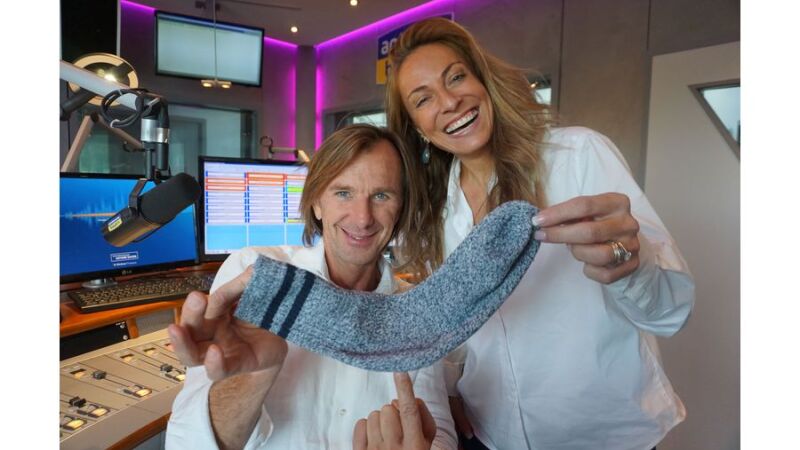 ANTENNE BAYERN-Moderator Wolfgang Leikermoser versteigert seine blaugraue Sportsocke für den guten Zweck
