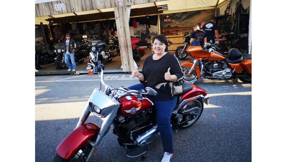 Claudia freut sich über ihr Wochenend-Gefährt - eine "Fat Boy" von Harley Davidson
