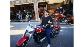 Claudia freut sich über ihr Wochenend-Gefährt - eine "Fat Boy" von Harley Davidson