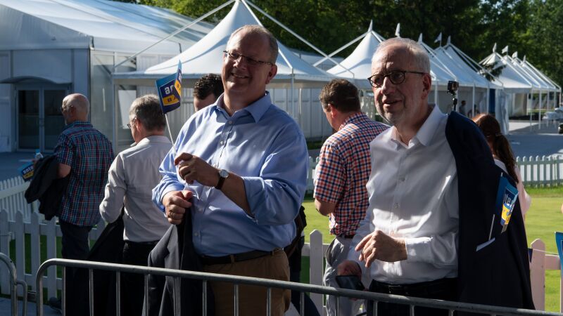 Kai Fischer, Vorsitzender der Geschäftsführung Antenne Niedersachsen und Hans-Dieter Hillmoth, Geschäftsführer von Radio / Tele FFH GmbH & Co. Betriebs-KG.