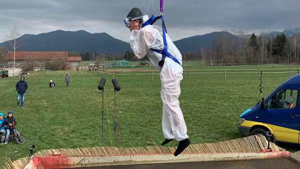 An einem Kran wird ANTENNE BAYERN-Moderatorin ins Gülle-Fass getaucht