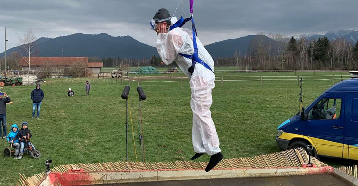 An einem Kran wird ANTENNE BAYERN-Moderatorin ins Gülle-Fass getaucht