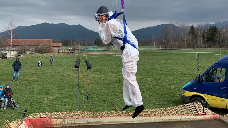 An einem Kran wird ANTENNE BAYERN-Moderatorin ins Gülle-Fass getaucht