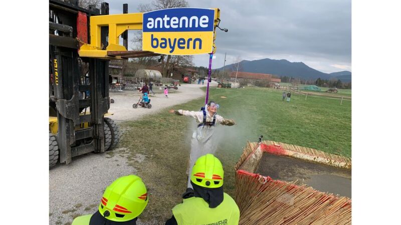 Die Feuerwehr ist sofort zur Stelle und kümmert sich um die Oberpfälzerin