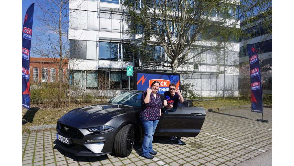ROCK ANTENNE-Moderator Thomas "Metal" Moser freut sich mit Katharina aus Straubing