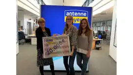ANTENNE BAYERN-Moderatorin Julia Gumpp (re.) freut sich mit Mareike (Mitte) und deren Mutter (li.) über die stolze Summe von 20.000 Euro