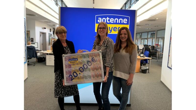 ANTENNE BAYERN-Moderatorin Julia Gumpp (re.) freut sich mit Mareike (Mitte) und deren Mutter (li.) über die stolze Summe von 20.000 Euro