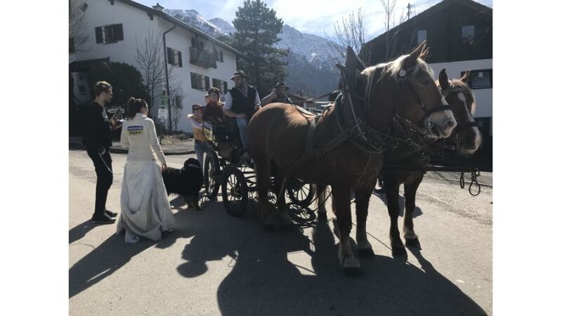 Die erste Kutsche sammelte die beiden ANTENNE BAYERN-Abenteurer in Eschenlohe auf