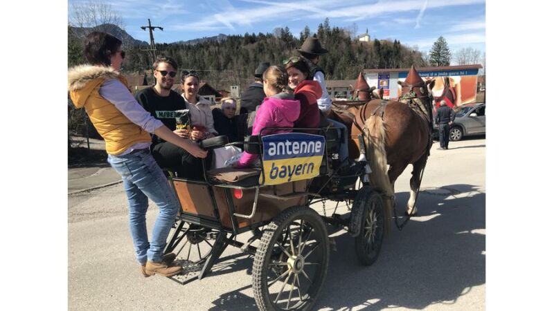 Eva und Moritz freuten sich über das Angebot mit der Kutsche von Eschenlohe nach Farchant zu kommen