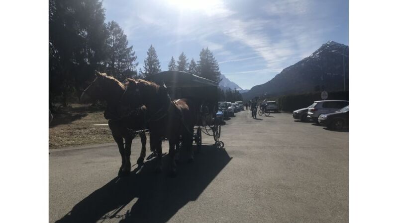 In Handschellen und im Hochzeitsoutfit haben Eva und Moritz die Strecke von Aschaffenburg zur Zugspitze geschafft