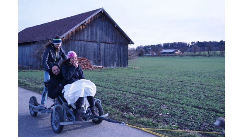 Eva und Moritz genießen sie Fahrt mit den Schlittenhunden