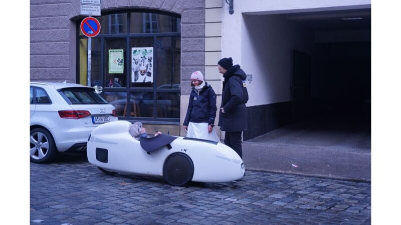 Blacky traf die beiden am Augsburger Hof und bot den beiden ein Velo-Mobill an