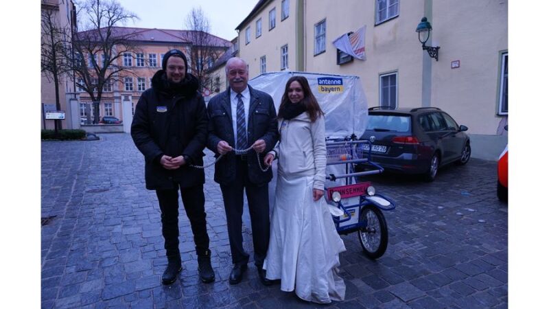 Oberbürgermeister Hermann Faul spricht den beiden gut zu und freut sich über den Besuch des ANTENNE BAYERN-Brautpaar