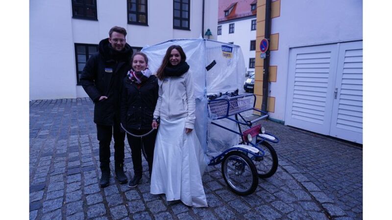 In Nördlingen treffen die beiden schließlich auf Selina, die den beiden eine Rikscha zur Verfügung stellt