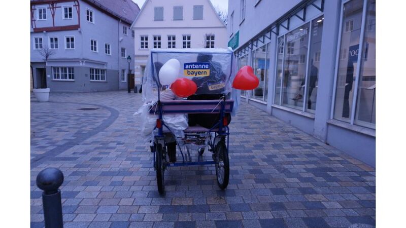 Mit der Rikscha geht es weiter zum Oberbürgermeister nach Nördlingen 