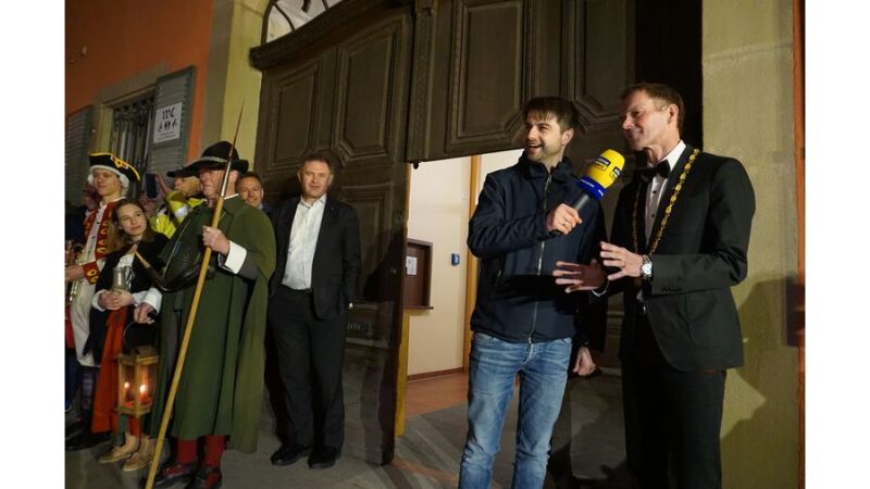 ANTENNE BAYERN-Reporter Nick Lisson freute sich über den warmen Empfang mit dem Oberbürgermeister Dr. Christoph Hammer