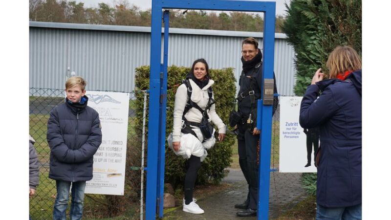 Am Flugplatz Ringheim werden die beiden von den Aschaffenburgern herzlich empfangen