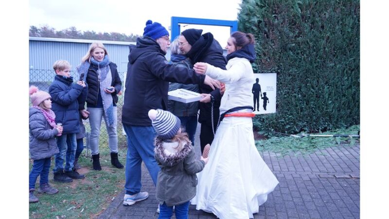 Enzo hat einen Pizzatreff und spendierte Pizza und Getränke