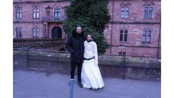 Als die beiden am Schloss in Aschaffenburg ankamen, viel auch der Startschuss für Bayerns längsten Hochzeitsmarsch.