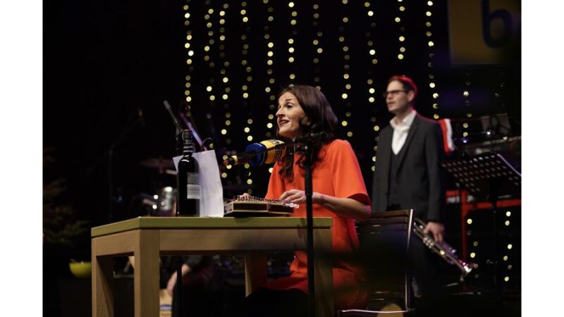 ANTENNE BAYERN-Moderatorin Marion Schieder an der Zither