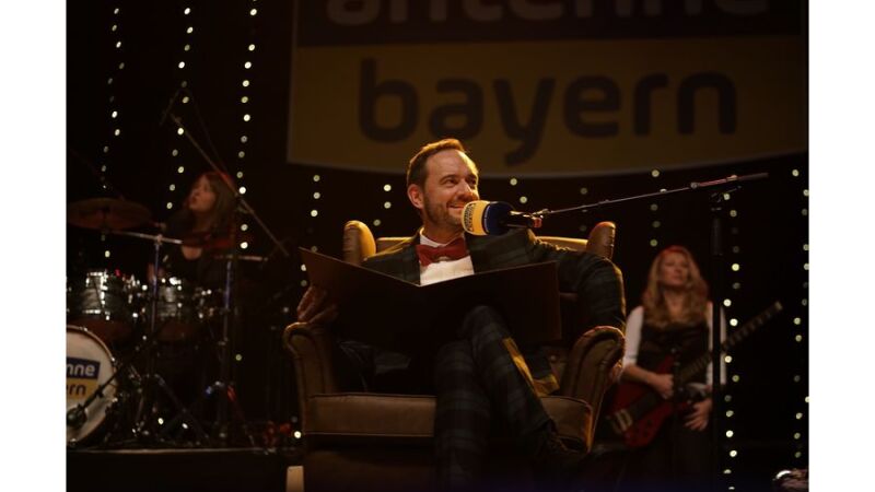 ANTENNE BAYERN-Moderator Stefan Meixner liest eine Weihnachtsgeschichte vor