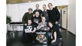 Die Toten Hosen und Labelchef Patrick Orth (JKP) überreichen ROCK ANTENNE Geschäftsführer und Programmdirektor Guy Fränkel sowie ROCK ANTENNE-Musikchef Thomas Moser die Paltin-Schallplatte