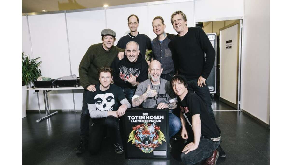 Die Toten Hosen und Labelchef Patrick Orth (JKP) überreichen ROCK ANTENNE Geschäftsführer und Programmdirektor Guy Fränkel sowie ROCK ANTENNE-Musikchef Thomas Moser die Paltin-Schallplatte