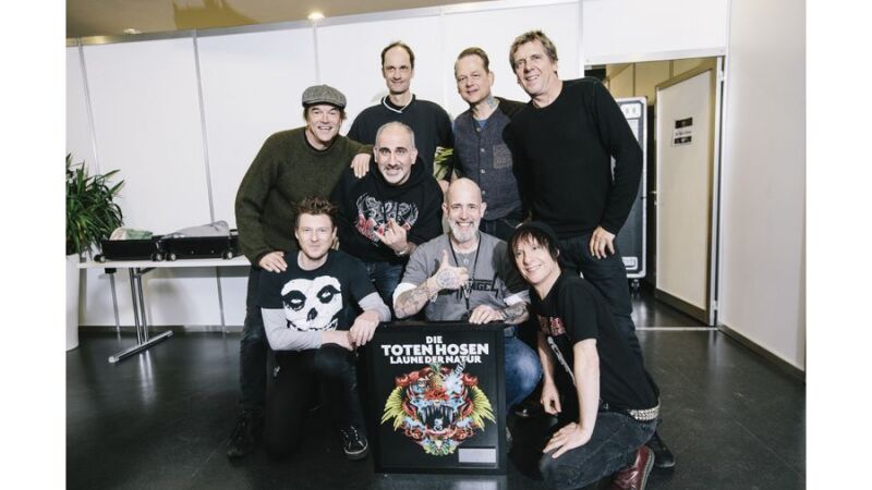 Die Toten Hosen und Labelchef Patrick Orth (JKP) überreichen ROCK ANTENNE Geschäftsführer und Programmdirektor Guy Fränkel sowie ROCK ANTENNE-Musikchef Thomas Moser die Paltin-Schallplatte