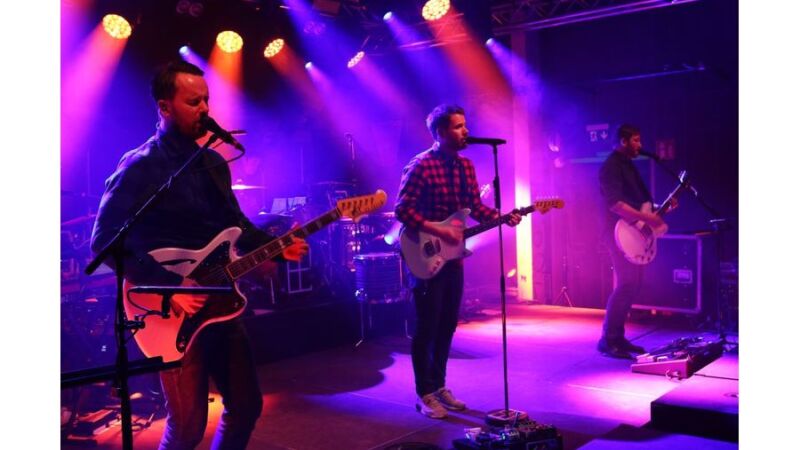 Revolverheld spielte etwa eine Stunde in ganz privaten Rahmen