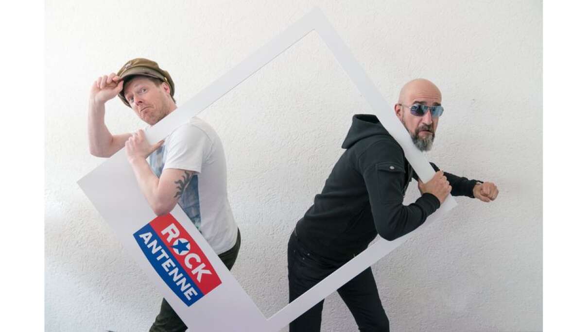 ROCK ANTENNE-Moderator und Musikchef Thomas Moser (li.) und Alex Wesselsky, Frontmann der Band Eisenbrecher (re.) stellen sich dem DJ-Duell des Jahress