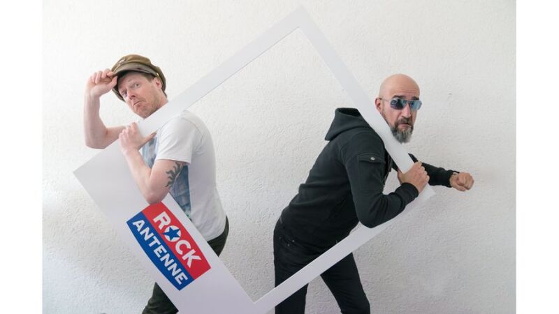 ROCK ANTENNE-Moderator und Musikchef Thomas Moser (li.) und Alex Wesselsky, Frontmann der Band Eisenbrecher (re.) stellen sich dem DJ-Duell des Jahress