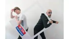 ROCK ANTENNE-Moderator und Musikchef Thomas Moser (li.) und Alex Wesselsky, Frontmann der Band Eisenbrecher (re.) stellen sich dem DJ-Duell des Jahress