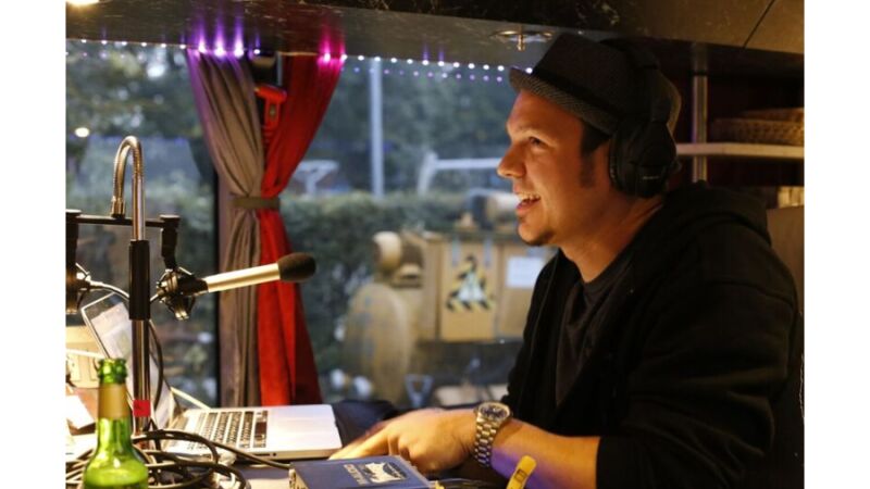 Nils Lang ist Schlagzeuger der Band Serum 114 und Hauptmoderator der ROCK ANTENNE Late Night Show 