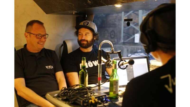 Die Inhalte kommen direkt aus dem Tourbus - mal mit anderen Serum 114 Bandmitgliedern, mal mit Spezialguests Konzertveranstalter Thomas Kreidner (li.)