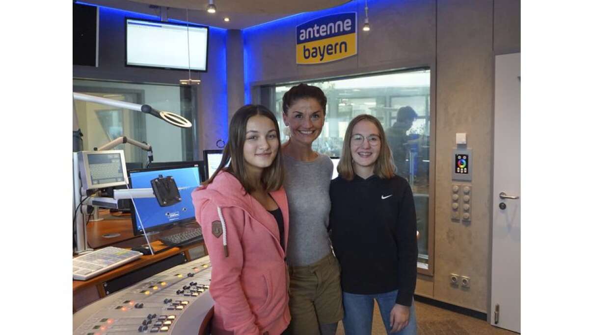 v.l.n.r.: Luna (16), ANTENNE BAYERN-Moderatorin Marion Schieder und Johanna (16)