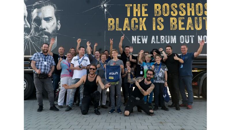 Adrian freut sich  mit Freuden und Bekannten über das private The BossHoss-Konzert