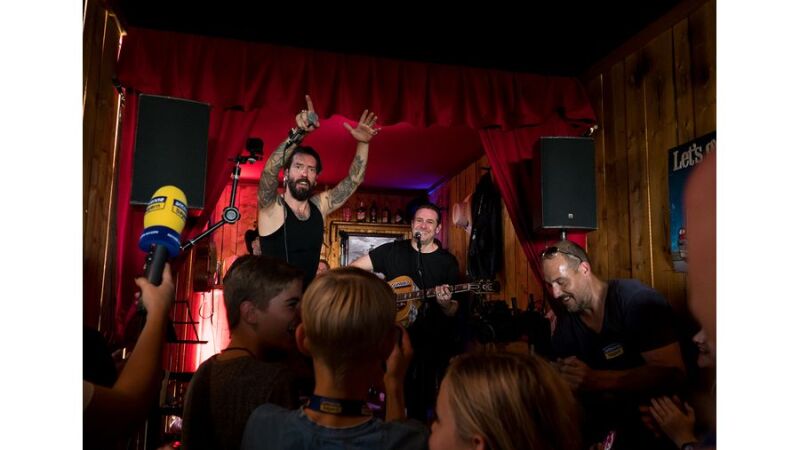 The BossHoss live bei Adrians privatem Truck-Konzert