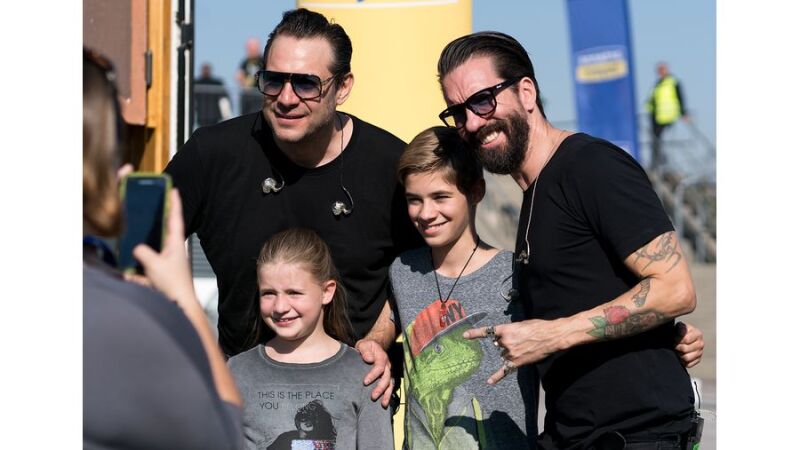 The BossHoss, Adrian und seine Schwester Annika nach dem Gig