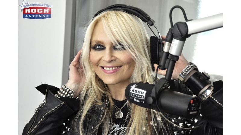 Die Queen of Metal Doro Pesch im ROCK ANTENNE-Sendestudio. Jeden ersten Sonntag im Monat gibt sie in ihrer Show  exklusive Einblicke in die Welt den Rock ´n´Roll