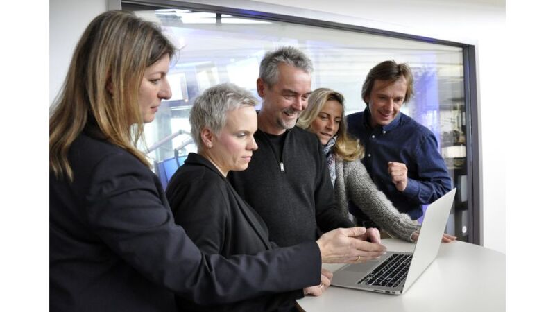 v.l.v.r. Alexandra Helmstreit (Kriminalhauptmeisterin), Stephanie Wossilus (Kriminalhauptkommissarin), Hans-Joachim Bokowsky (Kriminalhauptkommissar), ANTENNE BAYERN-Morgenmoderator Wolfgang Leikermoser und ANTENNE BAYERN-Wetterexpertin Indra