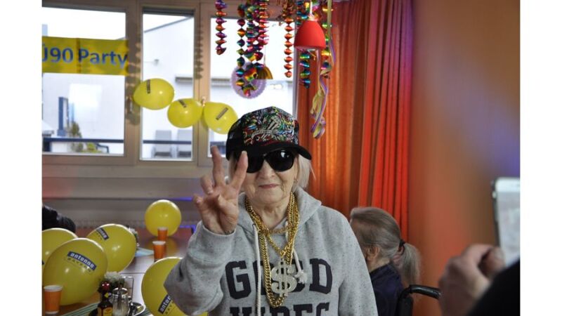 Mehr als 1 Mio. Youtube-Views – ANTENNE BAYERN macht Oma Annemarie (88) zum Netz-Star