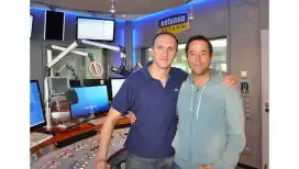 Johann Weiß (links) mit Jan Josef Liefers (rechts) im ANTENNE BAYERN-Studio zum Interview.