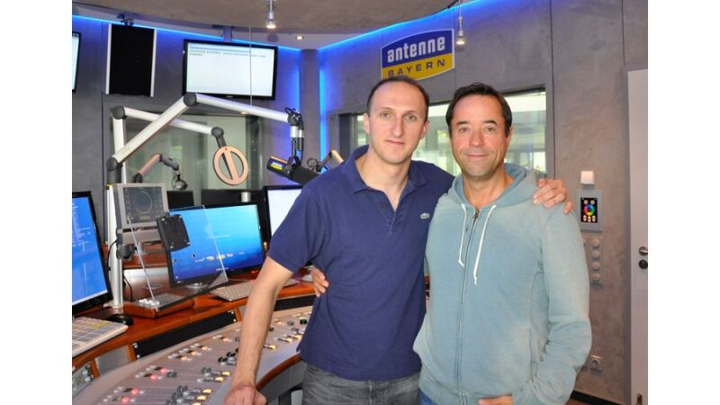 Johann Weiß (links) mit Jan Josef Liefers (rechts) im ANTENNE BAYERN-Studio zum Interview.