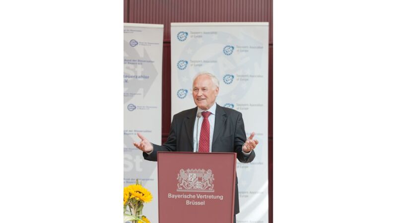 Erwin Huber (MdL) spricht die Ehrung