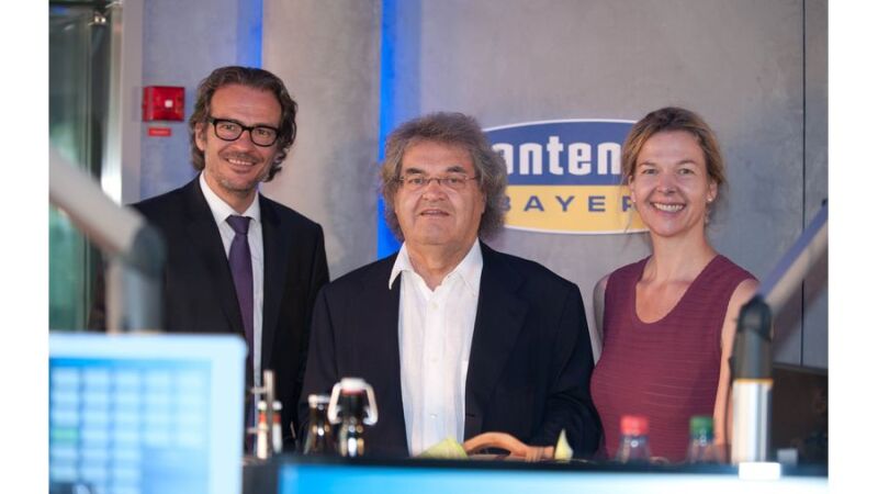 v.l.n.r.: ANTENNE BAYERN-Chefredakteur Ralf Zinnow, Politik-Talker Helmut Markwort und ANTENNE BAYERN-Programmdirektorin Valerie Weber